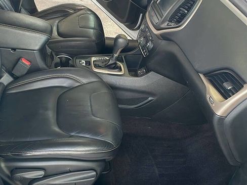 Used 2017 Jeep Cherokee Limited image 2