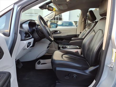 Used 2023 Chrysler Pacifica Touring-L image 7