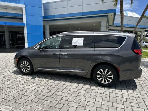 Used 2021 Chrysler Pacifica Limited w/ Uconnect Theater Family Group FWD image 17