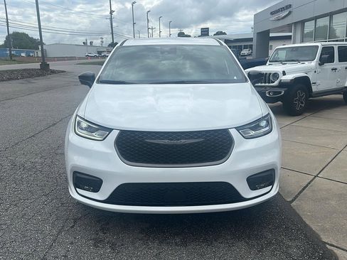 New 2026 Chrysler Pacifica Select image 2