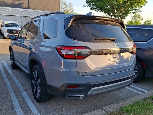 Used 2025 Honda Pilot Touring image 4
