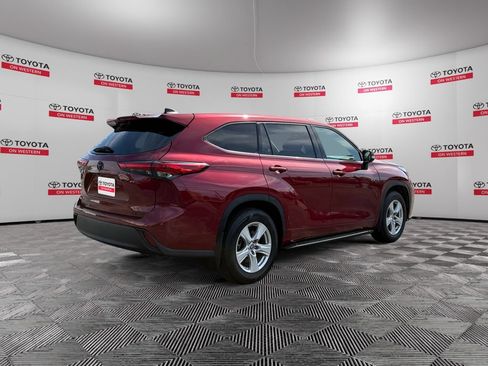 Used 2022 Toyota Highlander LE AWD/4WD image 5