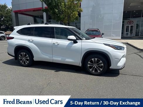 Used 2022 Toyota Highlander XLE AWD/4WD image 5