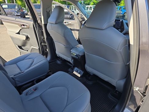 Used 2021 Toyota Highlander Platinum AWD/4WD image 11