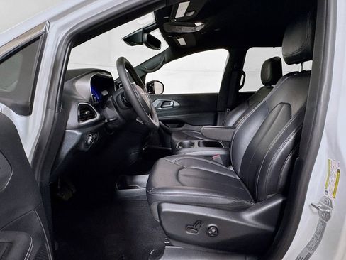 Used 2025 Chrysler Pacifica Select image 19