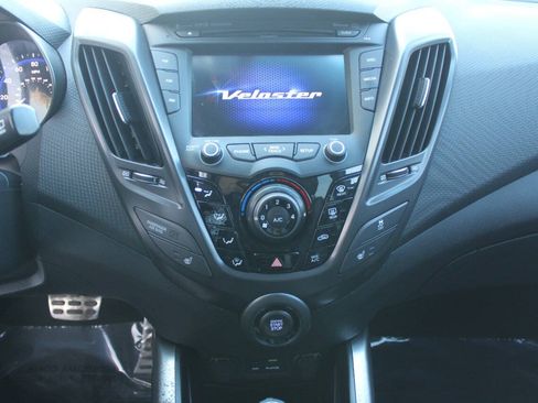 Used 2015 Hyundai Veloster Turbo FWD image 18