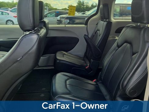 Used 2023 Chrysler Pacifica Touring-L FWD image 2