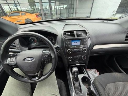 Used 2018 Ford Explorer XLT AWD/4WD image 7