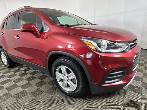 Used 2019 Chevrolet Trax LT w/ LT Convenience Package FWD image 2
