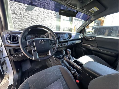 Used 2017 Toyota Tacoma TRD Sport w/ Tow Package (A/T) image 13