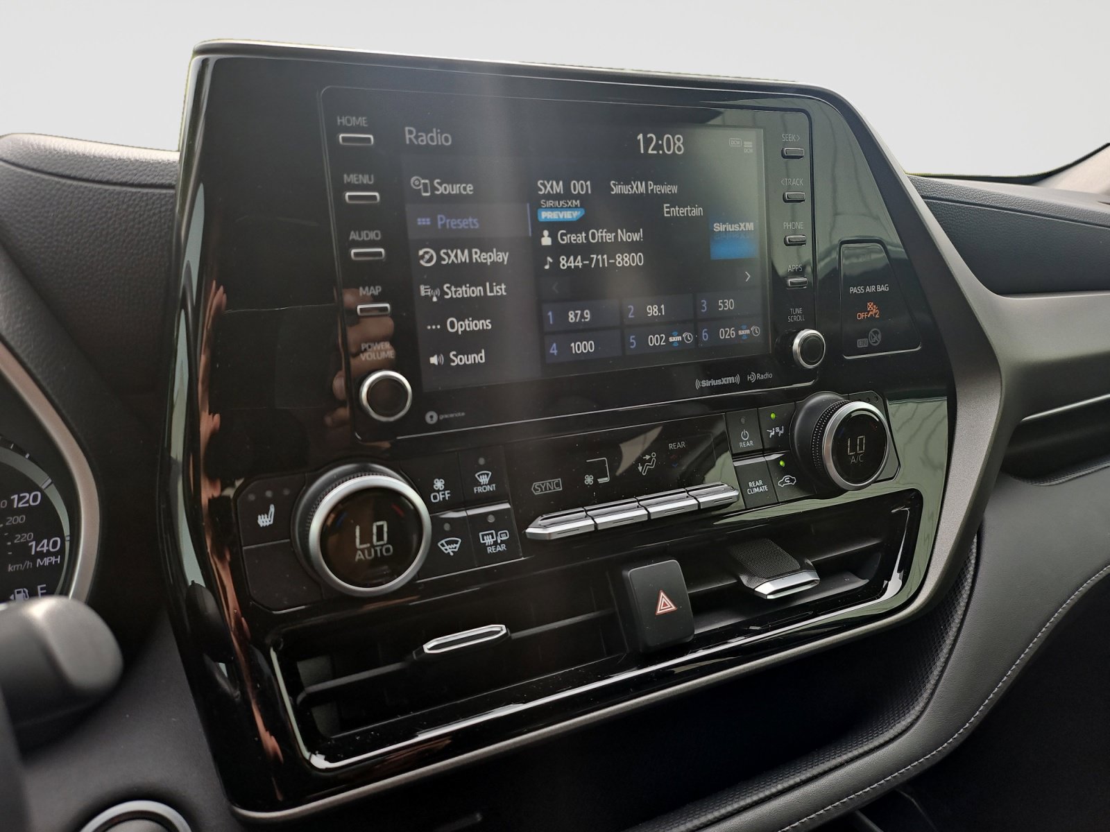 Used 2020 Toyota Highlander XLE FWD image 27