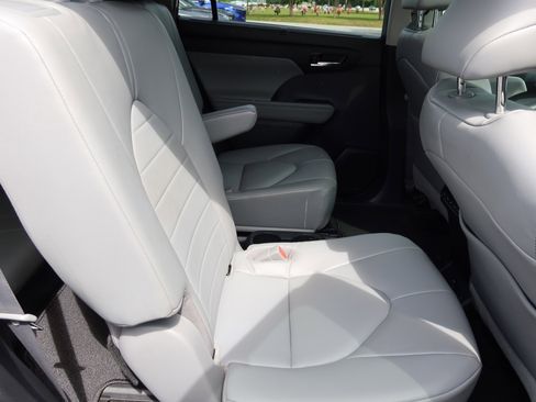Used 2022 Toyota Highlander XLE FWD image 13