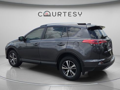 Used 2018 Toyota RAV4 XLE FWD image 3