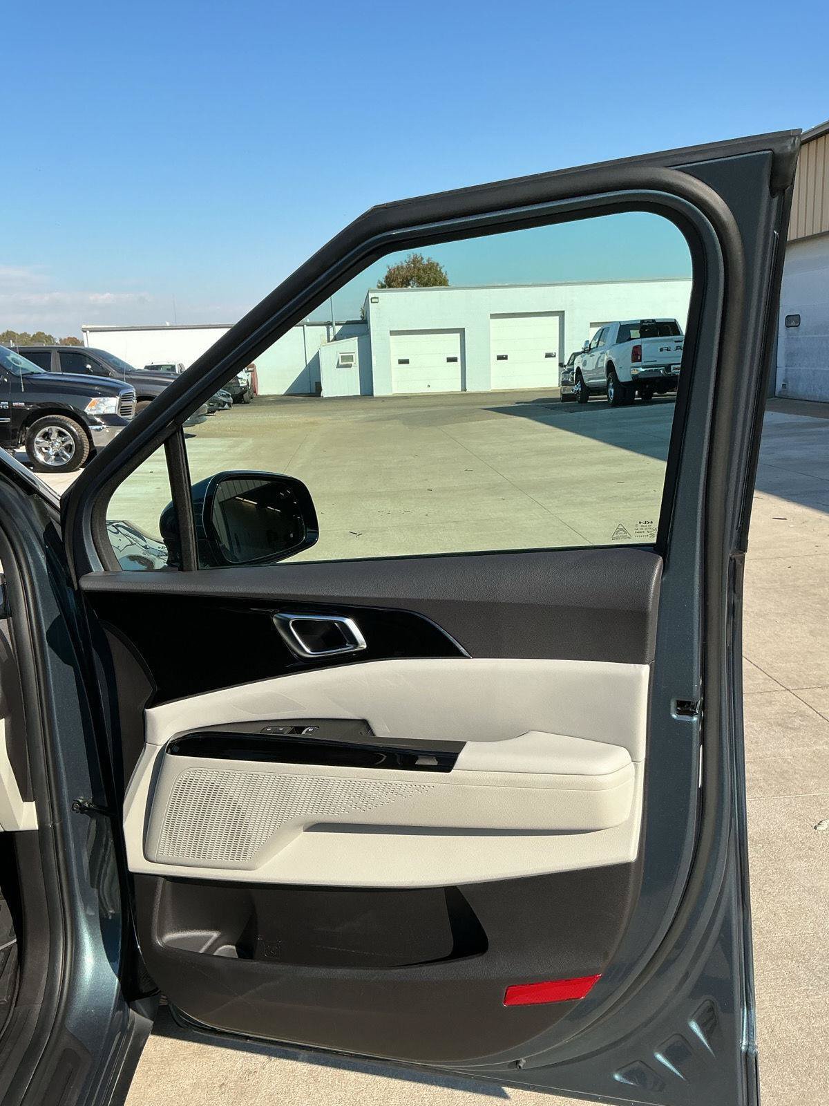 Used 2023 Kia Carnival EX FWD image 24