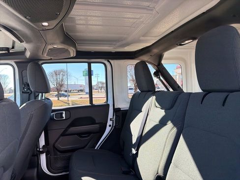 Used 2025 Jeep Wrangler Sahara image 15