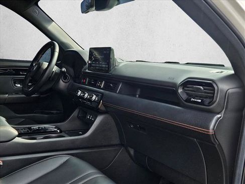 Used 2025 Honda Pilot TrailSport image 20