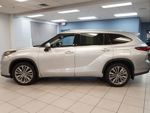 Used 2022 Toyota Highlander Platinum image 2