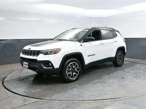 Used 2025 Jeep Compass Trailhawk AWD/4WD image 5