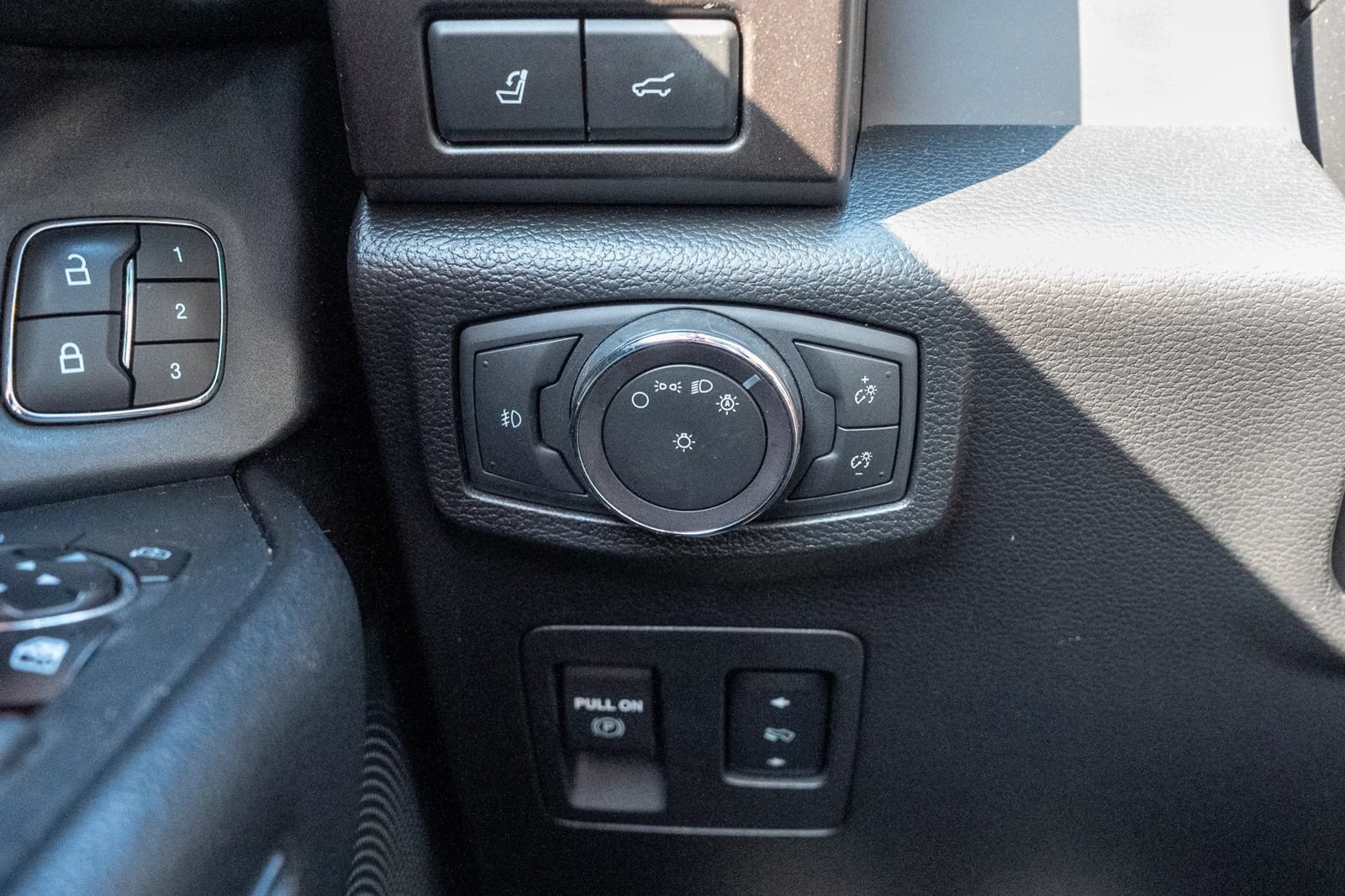Used 2018 Ford Expedition Limited w/ Equipment Group 301A RWD image 35
