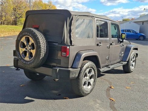 Used 2018 Jeep Wrangler Unlimited Sahara w/ Connectivity Group image 9