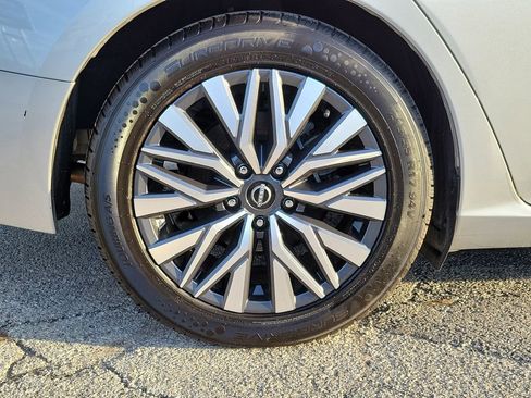 Used 2024 Nissan Altima 2.5 SV image 5