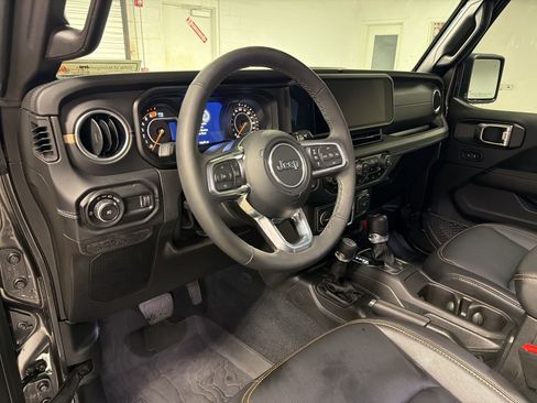 Used 2025 Jeep Wrangler Unlimited Sahara AWD/4WD image 4