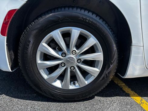Used 2018 Chrysler Pacifica Touring-L FWD image 9