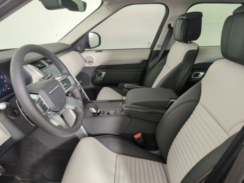 Used 2025 Land Rover Discovery Dynamic SE image 4