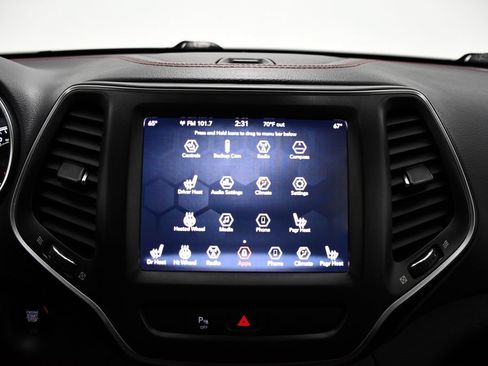 Used 2019 Jeep Cherokee Trailhawk w/ Cold Weather Group AWD/4WD image 13