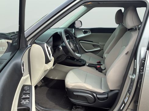 Used 2023 Kia Soul LX w/ LX Technology Package FWD image 13
