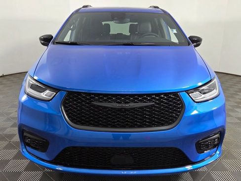 New 2026 Chrysler Pacifica Select image 2