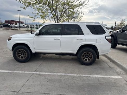 Used 2018 Toyota 4Runner SR5 Premium image 3