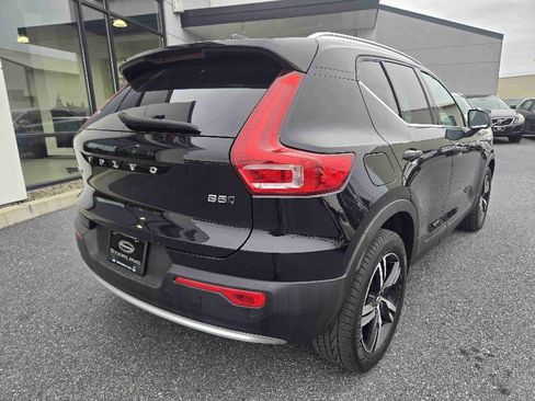 Used 2023 Volvo XC40 B5 Plus image 3