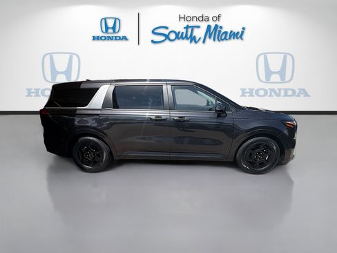 Used 2025 Kia Carnival FWD image 8