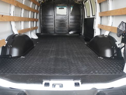 Used 2018 Chevrolet Express 2500 w/ Driver Convenience Package image 17