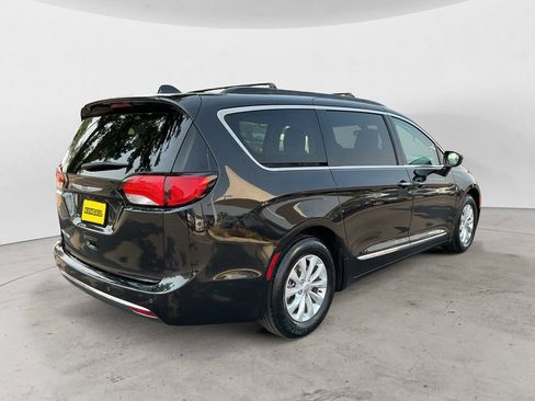 Used 2017 Chrysler Pacifica Touring-L FWD image 5