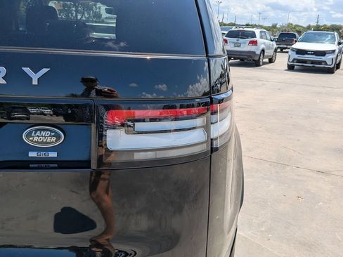 Used 2019 Land Rover Discovery SE AWD/4WD image 11