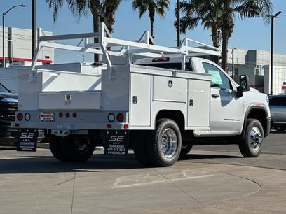 New 2025 GMC Sierra 3500 Pro w/ Convenience Package
