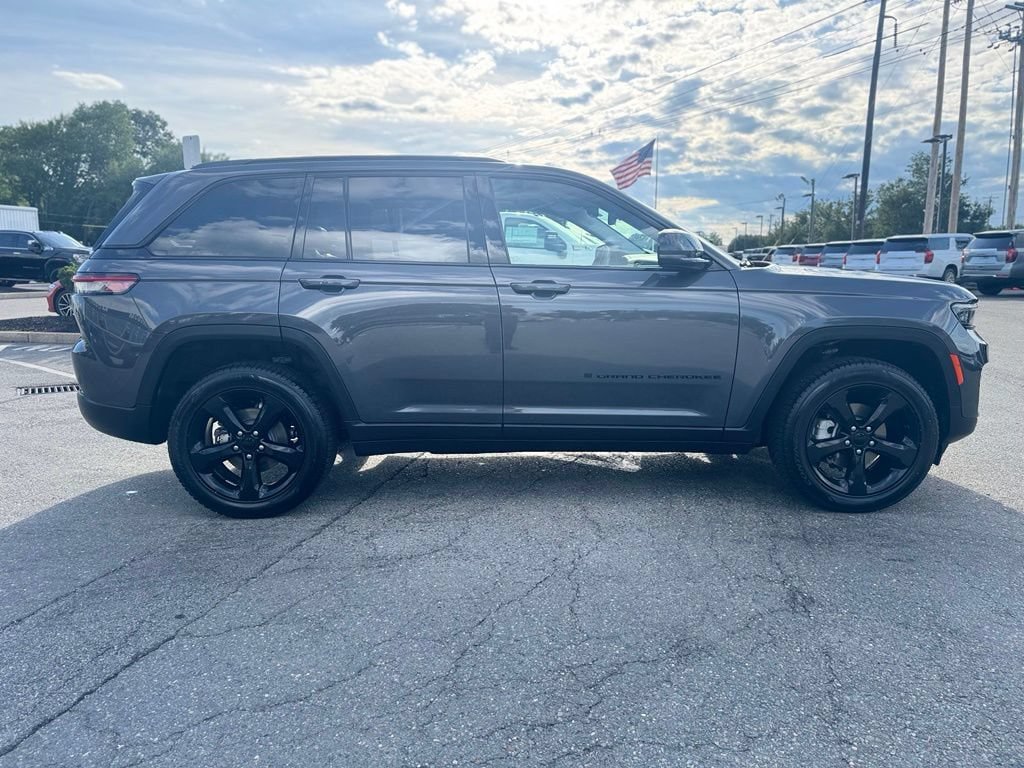 Used 2024 Jeep Grand Cherokee Limited w/ Black Appearance Package AWD/4WD image 8
