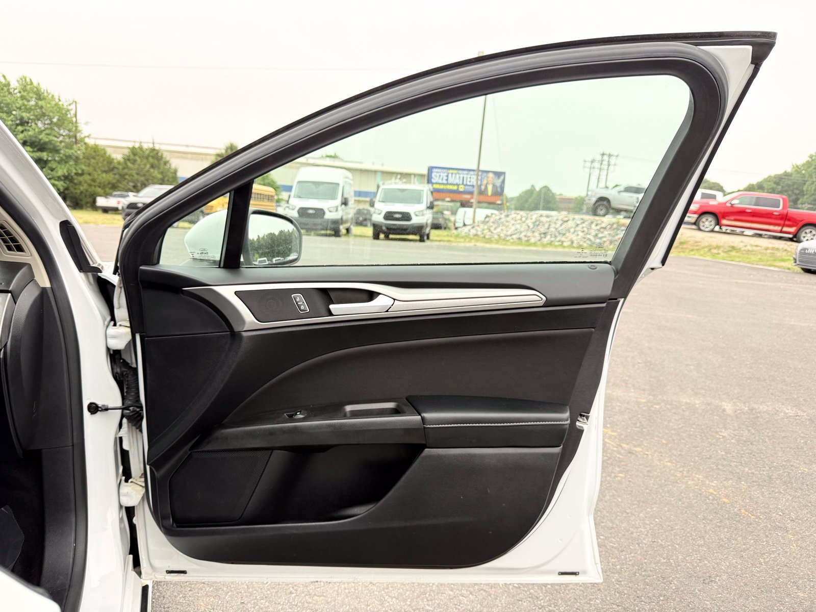 Used 2019 Ford Fusion SE FWD image 18