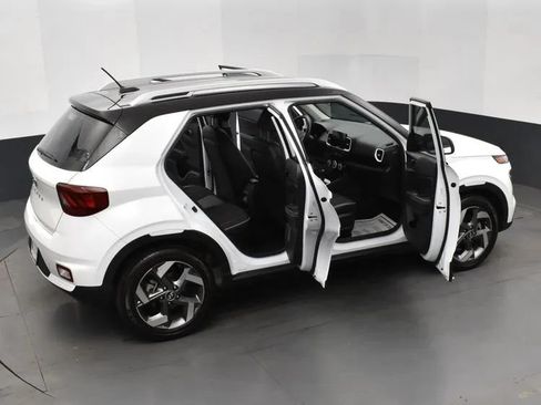 Used 2024 Hyundai Venue Limited FWD image 6
