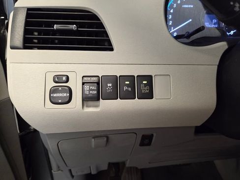 Used 2013 Toyota Sienna XLE w/ Premium Pkg FWD image 30