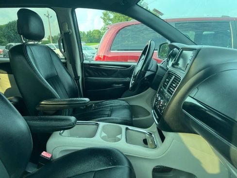 Used 2017 Dodge Grand Caravan SXT FWD image 9