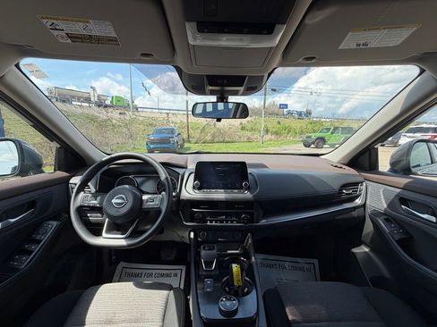 Used 2023 Nissan Rogue SV image 10