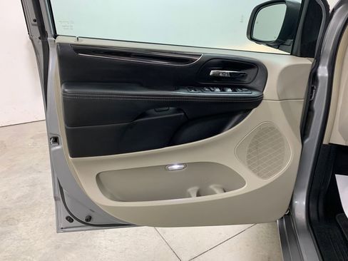 Used 2014 Chrysler Town & Country Touring-L image 17