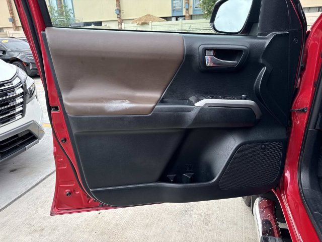 Used 2016 Toyota Tacoma Limited w/ Towing Package RWD image 18