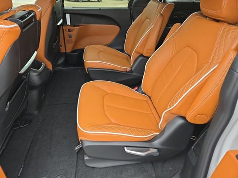 New 2026 Chrysler Pacifica Pinnacle image 16