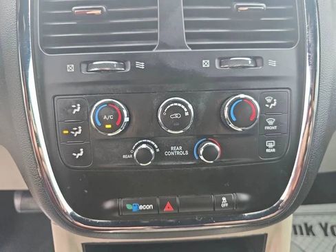 Used 2018 Dodge Grand Caravan SXT FWD image 19