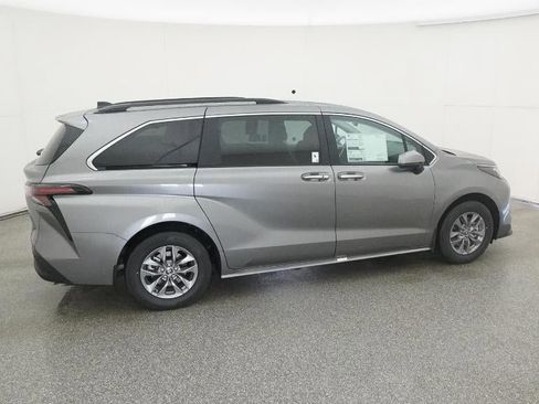 New 2026 Toyota Sienna XLE image 10