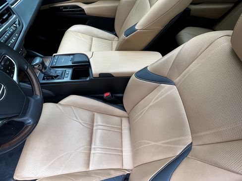 Used 2022 Lexus ES 300h Ultra Luxury image 17